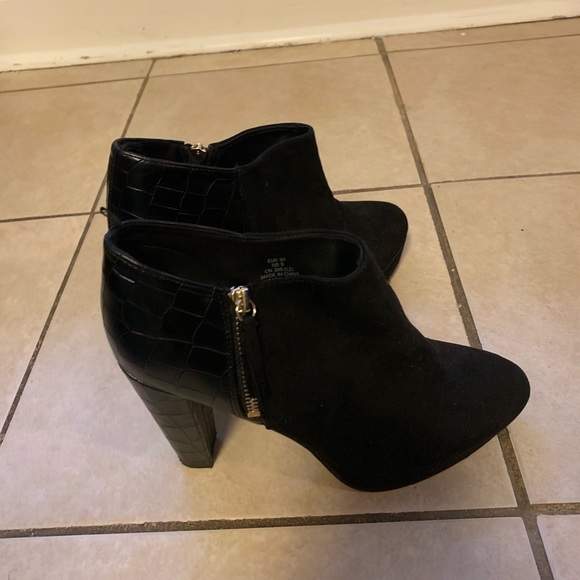 Thick heel shoe with a platform on the front - Picture 2 of 5